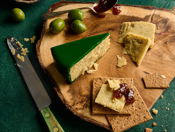 Snowdonia Green Thunder – Mature Cheddar with Roasted Garlic and Herbs 200g